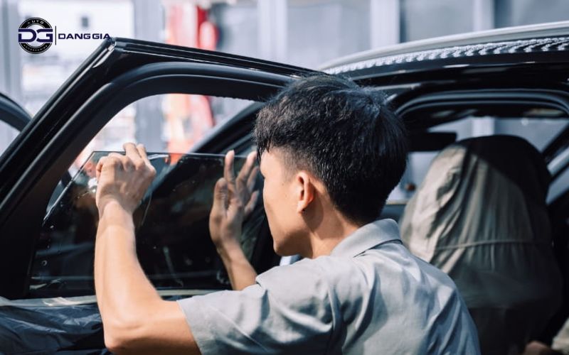 dan-phim-cach-nhiet-ben-trong-hay-ngoai-xe (1)