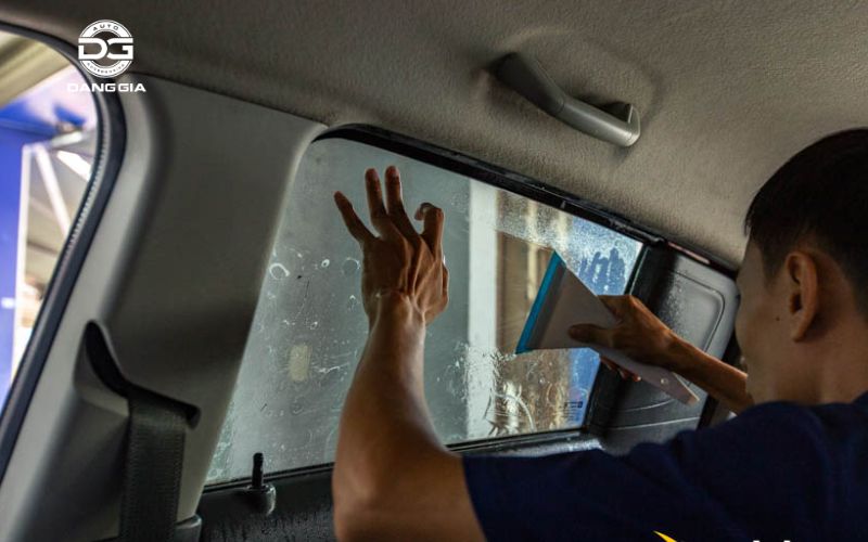 dan-phim-cach-nhiet-ben-trong-hay-ngoai-xe (2)