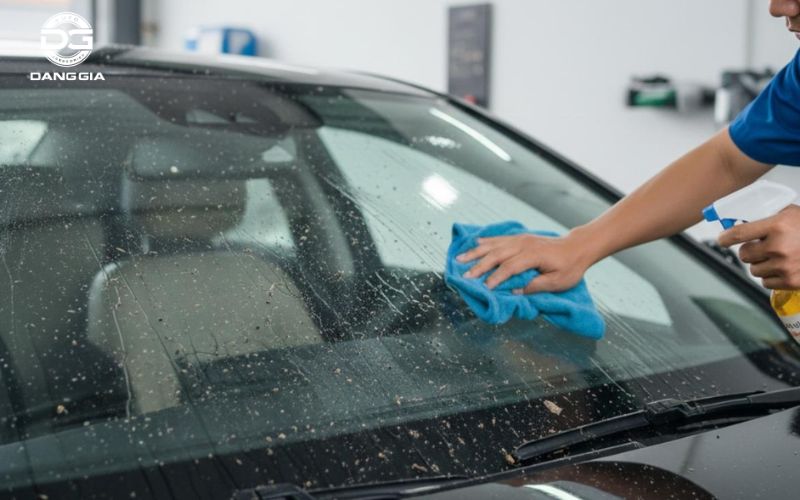 dung-dich-ve-sinh-kinh-o-to (1)