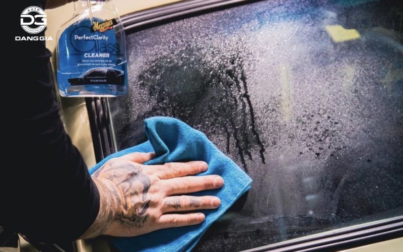 dung-dich-ve-sinh-kinh-o-to (2)