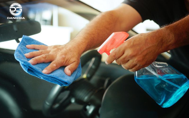 dung-dich-ve-sinh-kinh-o-to (3)