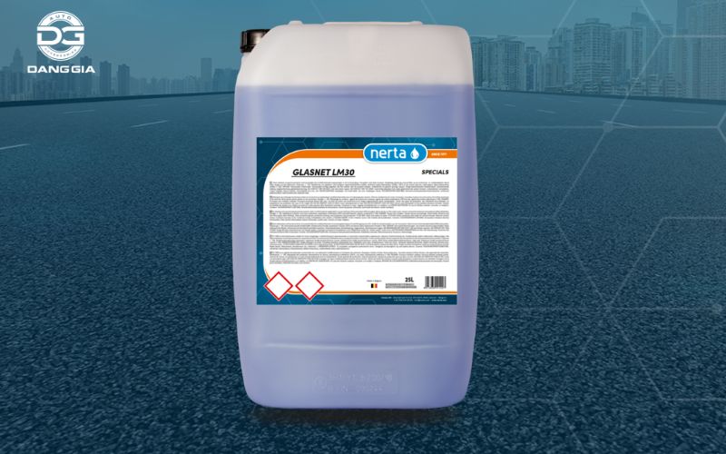 dung-dich-ve-sinh-kinh-o-to (4)