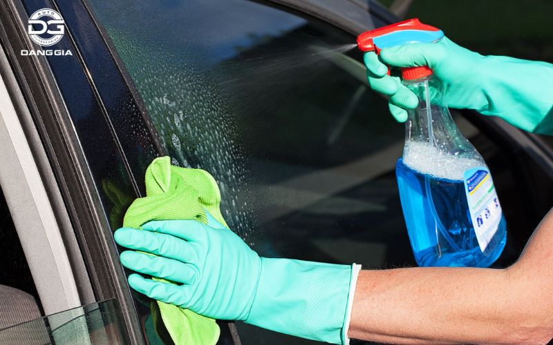 dung-dich-ve-sinh-kinh-o-to (5)