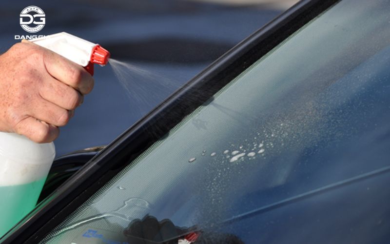 dung-dich-ve-sinh-kinh-o-to