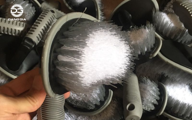 ve-sinh-lop-xe-o-to (1)