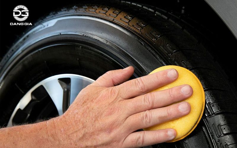 ve-sinh-lop-xe-o-to (2)